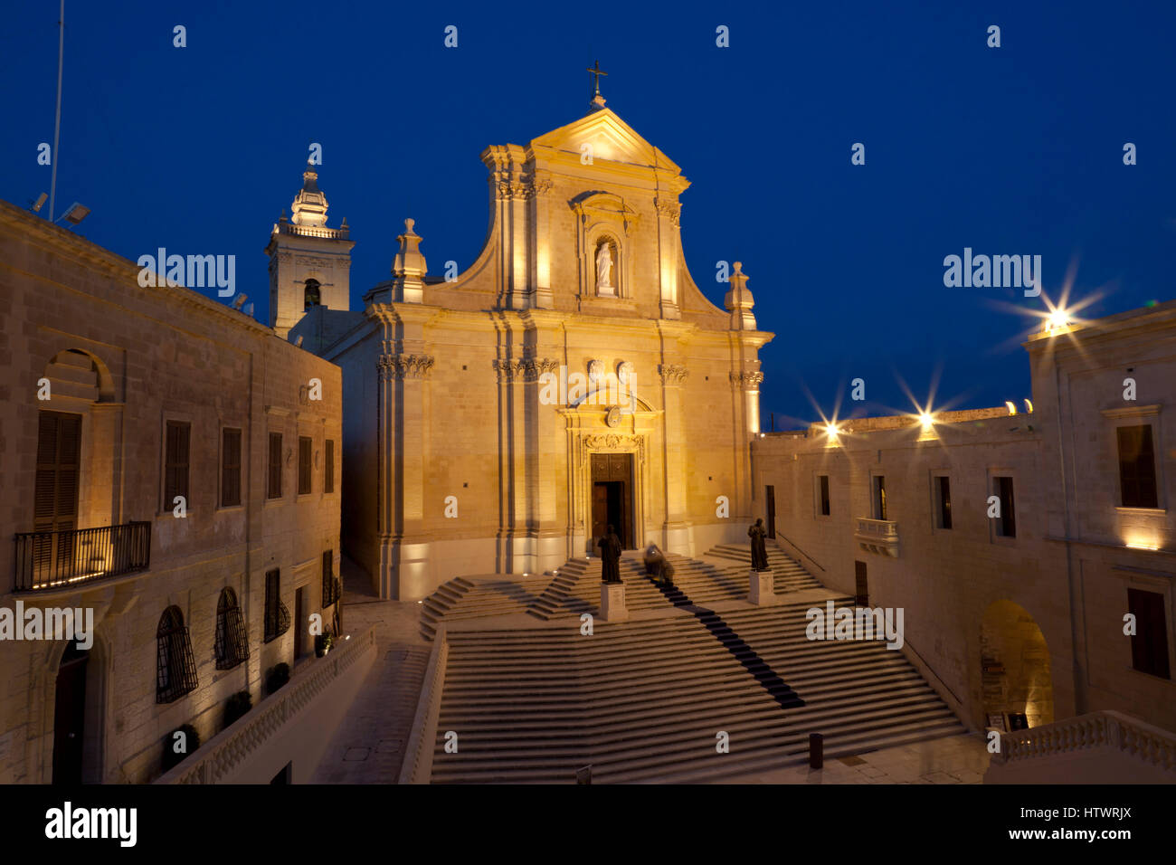 Place de la cathédrale à la Citadelle est dominé par la Cathédrale de Gozo. Banque D'Images