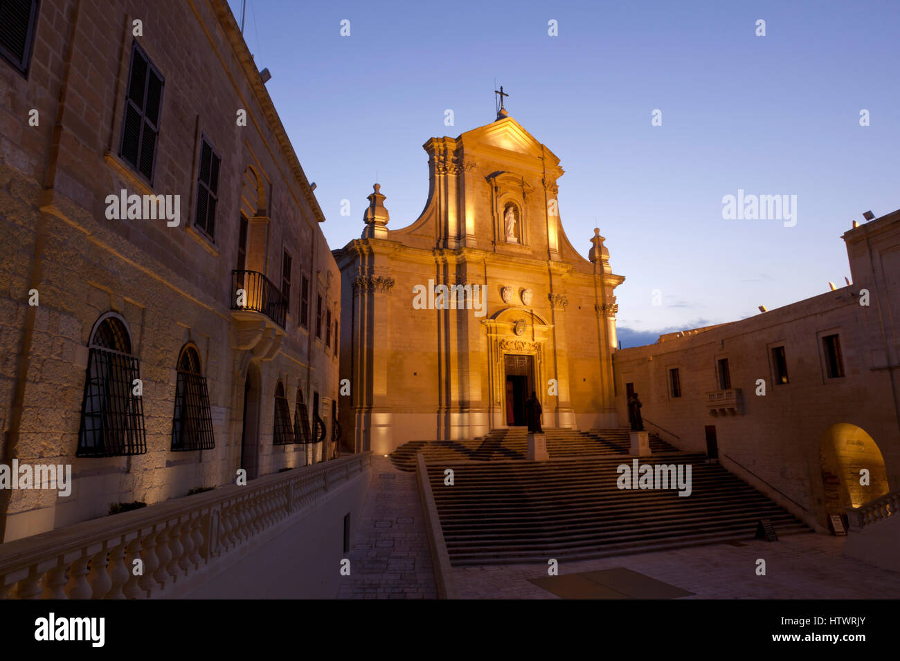 Place de la cathédrale à la Citadelle est dominé par la Cathédrale de Gozo. Banque D'Images