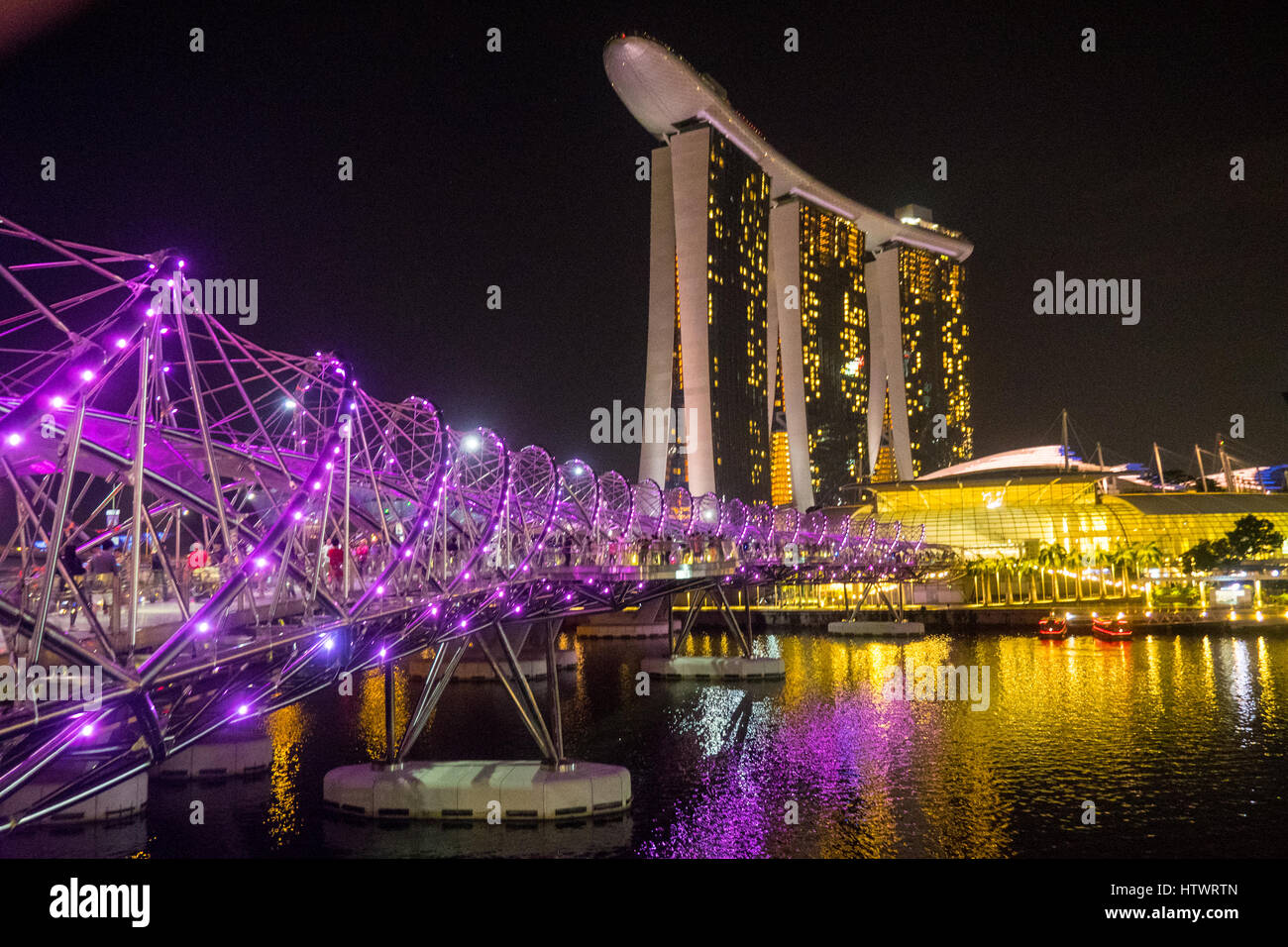 L'Helix Bridge, un pont piétonnier qui relie la Marina avec Marina au sud dans la zone de Marina Bay à Singapour. Banque D'Images