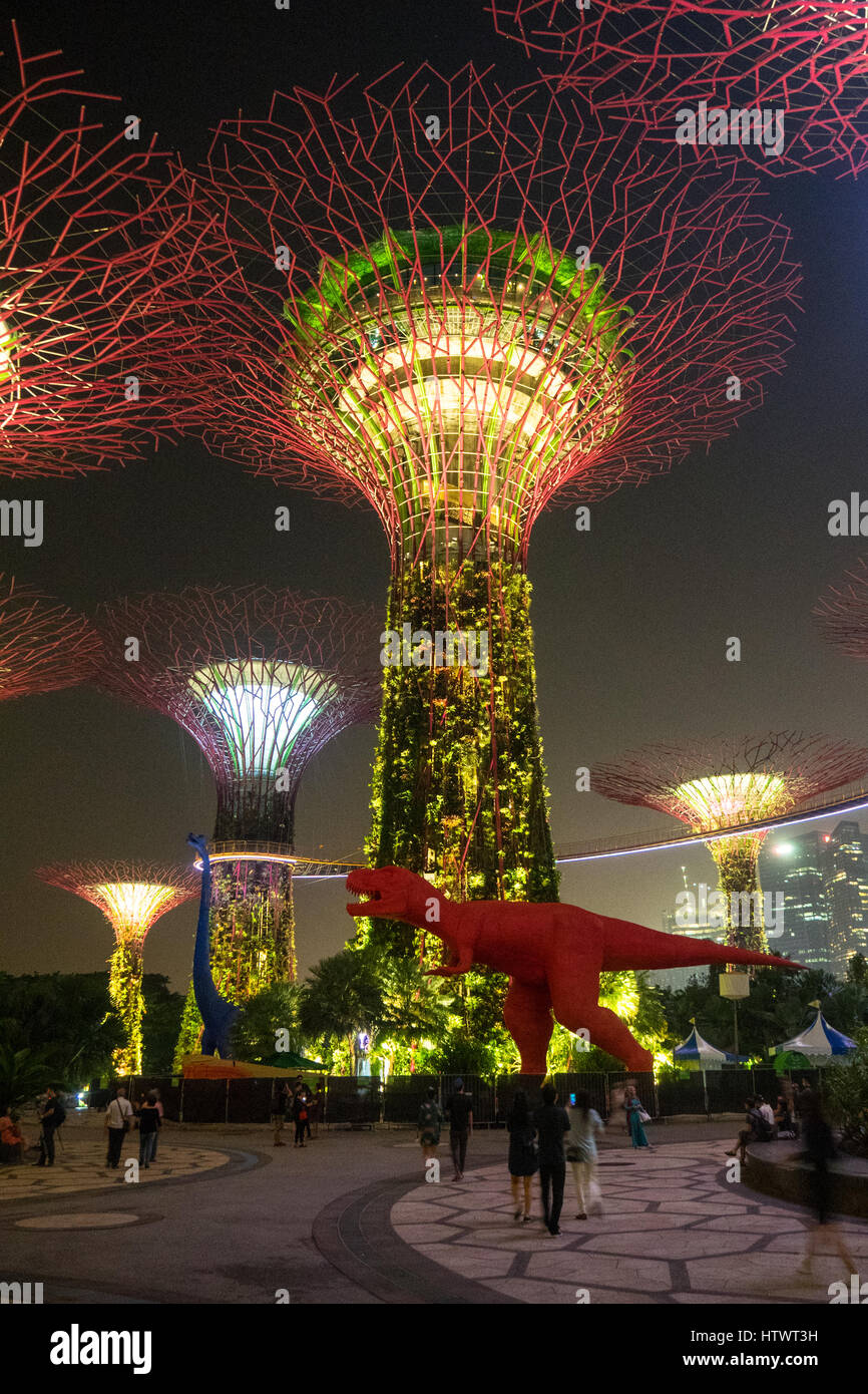 Affichage d'un dinosaure à Supertrees et jardins au bord de la bay, Singapour. Banque D'Images