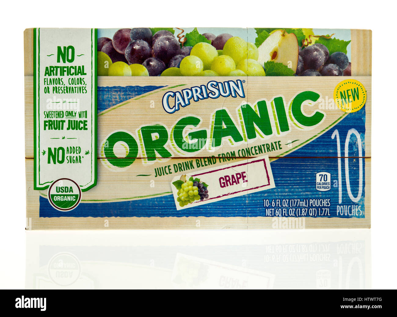 Winneconne, WI - 5 mars 2017 : Fort de Caprisun jus organique verre sur un fond isolé. Banque D'Images