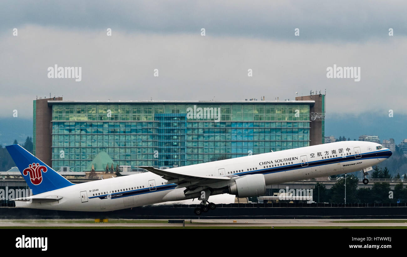 China Southern Airlines avion avion Boeing 777-300ER (777) Fairmont Vancouver Airport hôtel de luxe chambres insonorisées avec vue sur Banque D'Images