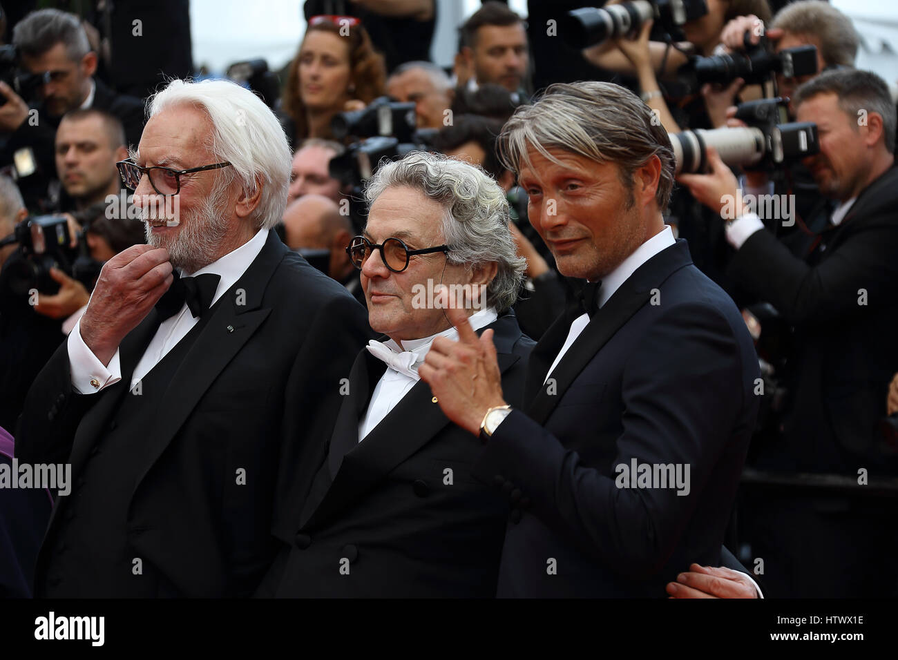 Donald Sutherland, George Miller Mads Mikkelsen assiste à la Société 'cafe' premiere et la soirée d'ouverture lors de la 69 e gala du film de Cannes annuel fes Banque D'Images