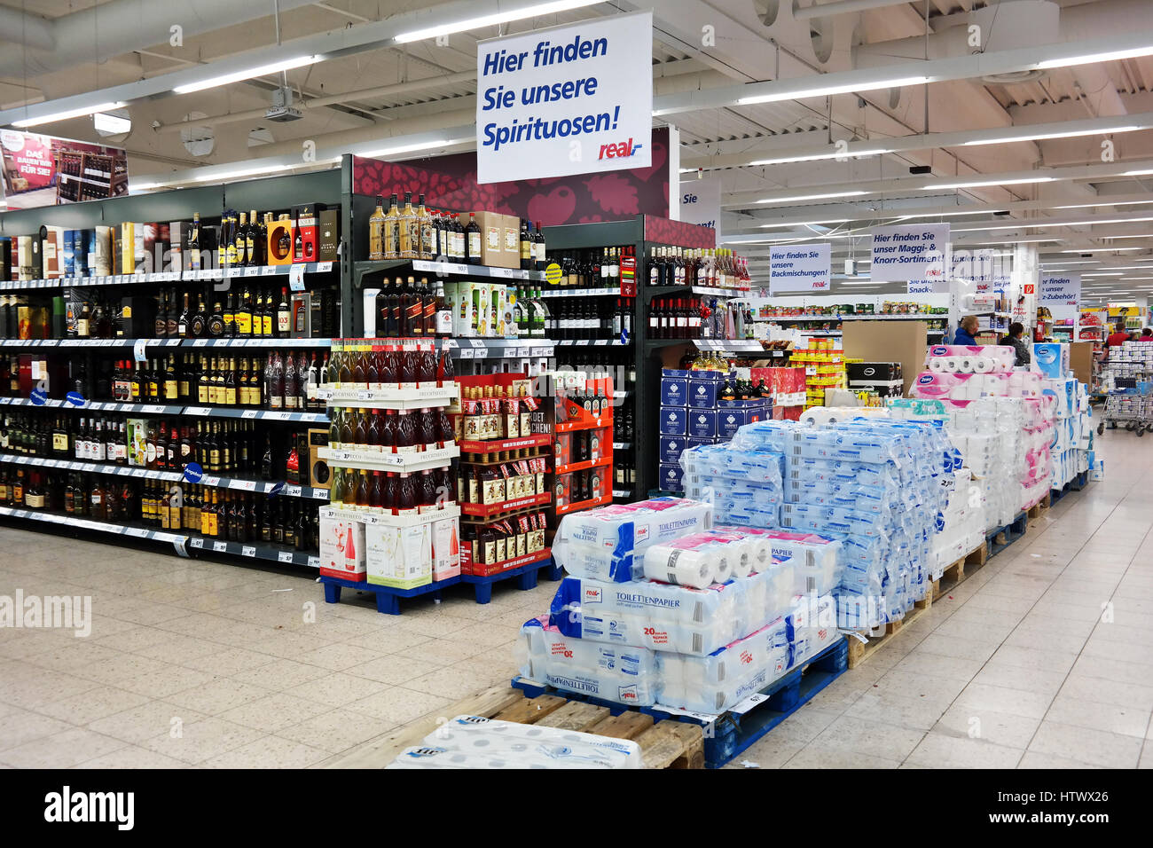 Intérieur d'un Hypermarché Real Banque D'Images