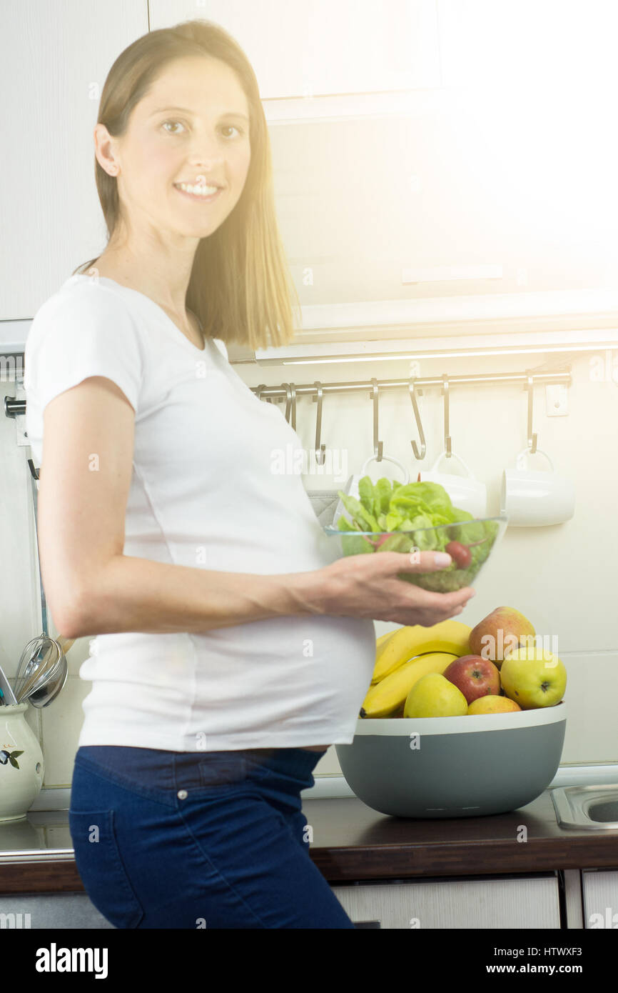 Une saine alimentation et grossesse. pregnant woman's Belly et une salade de légumes. Banque D'Images