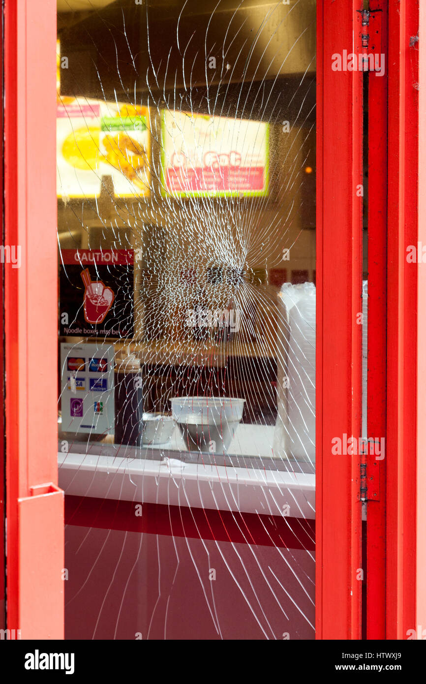 Porte endommagée. Verre brisé dans une fenêtre, à un restaurant de restauration rapide en raison d'actes de vandalisme, Nottingham, England, UK Banque D'Images