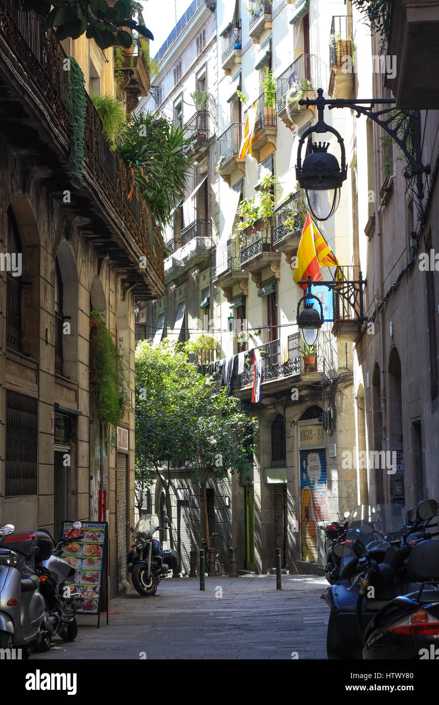Barcelone, Espagne-10 mars 20147:Vue de dessus d'une rue étroite dans le quartier gothique, la vieille ville, de Barcelone, Espagne Banque D'Images