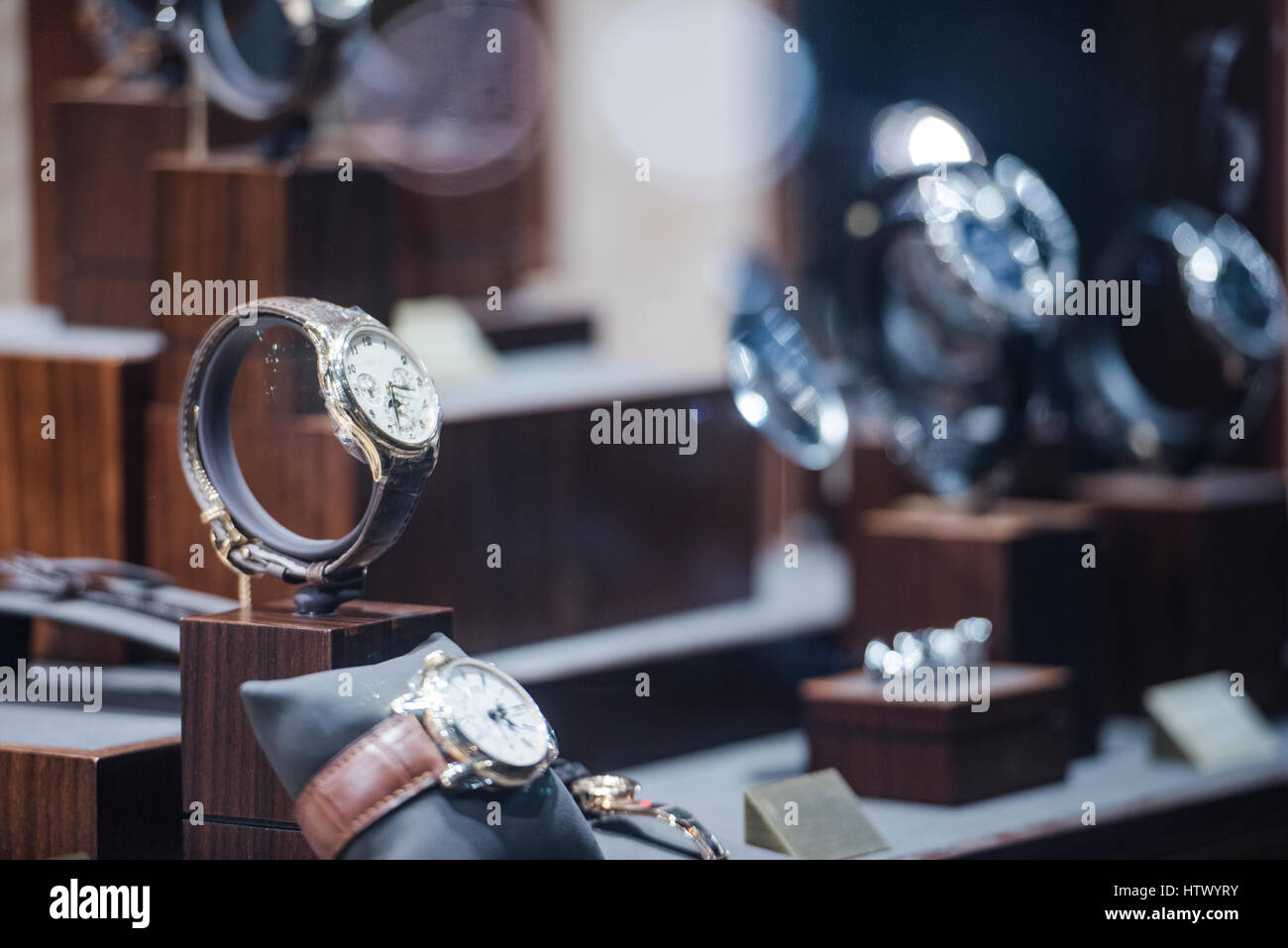 Montres hommes dans une vitrine d'un magasin de luxe à Londres. Banque D'Images