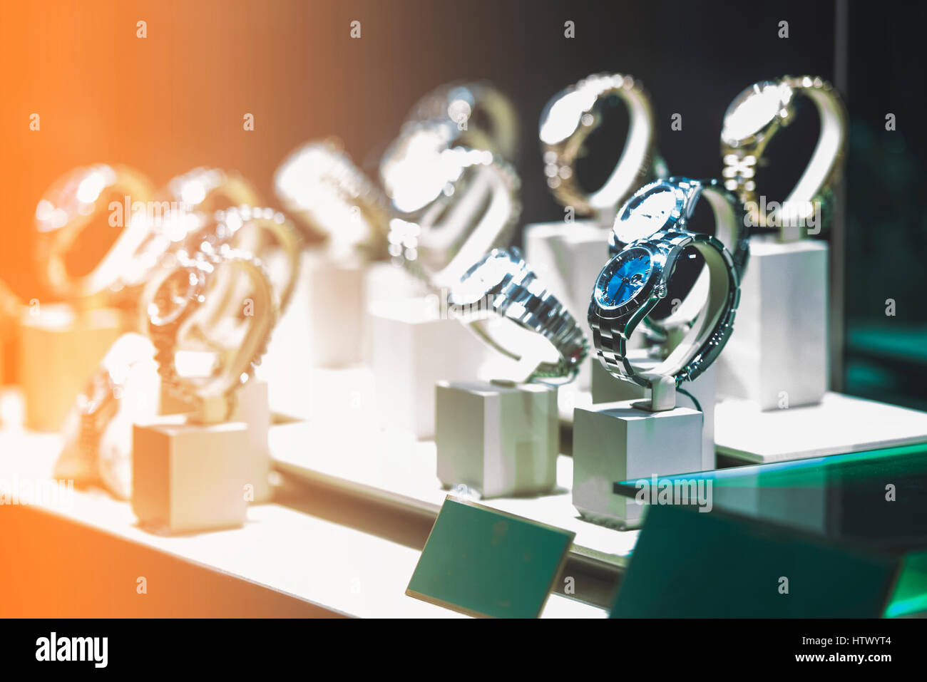 Montres hommes dans une vitrine d'un magasin de luxe à Londres. Banque D'Images