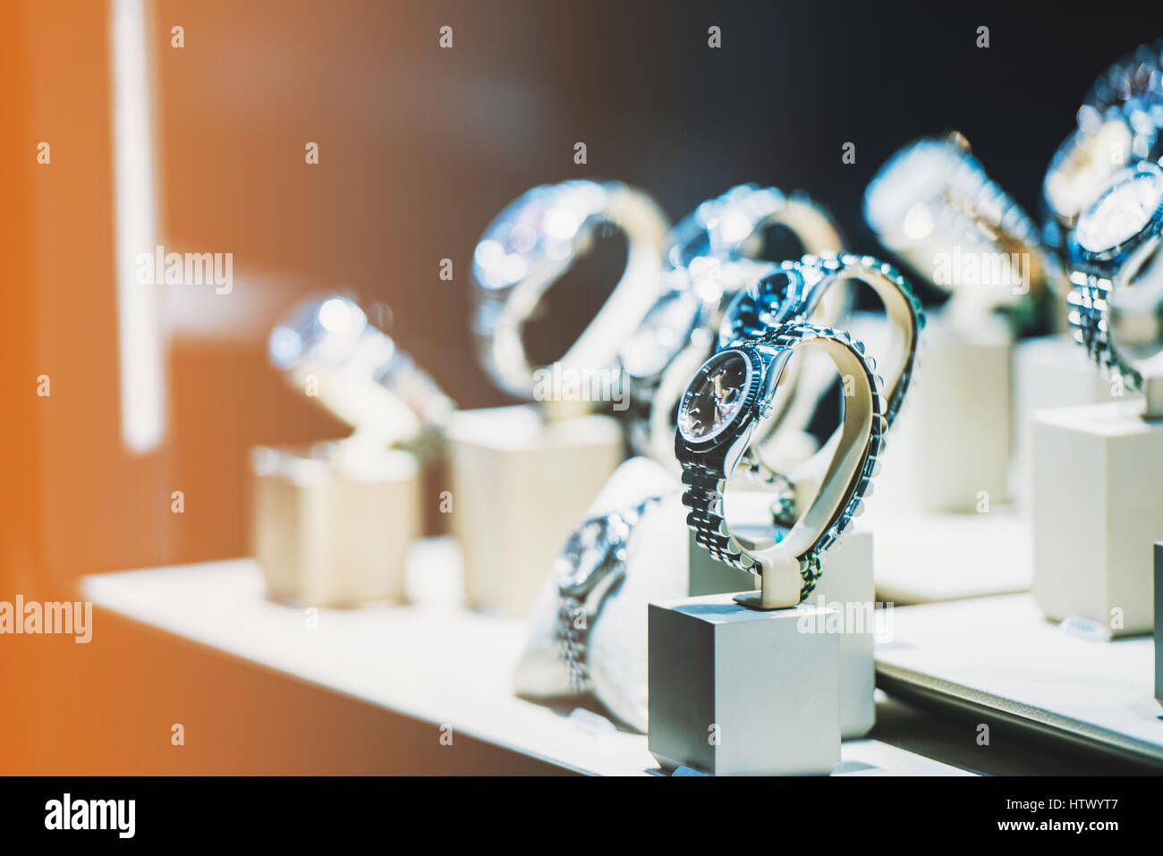 Montres hommes dans une vitrine d'un magasin de luxe à Londres. Banque D'Images