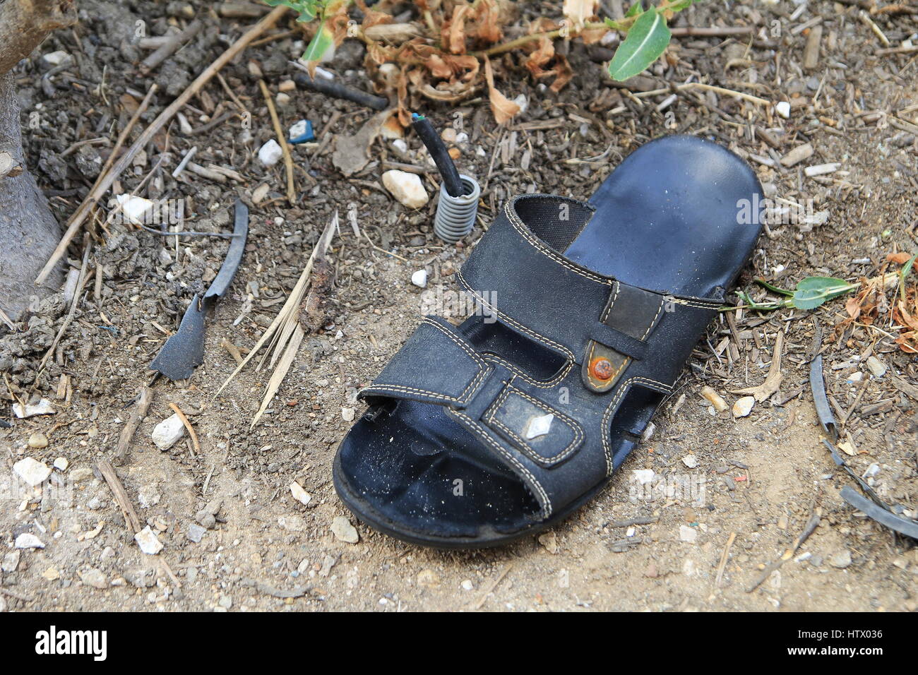 Sandal on the ground Banque de photographies et d'images à haute résolution  - Alamy