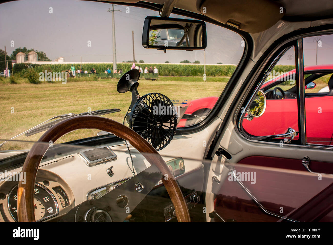 Intérieur d'une Fiat 500, entièrement restauré en vue d'une campagne italienne typique. Non seulement une voiture mais une icône qui a créé l'histoire de l'automobile Banque D'Images