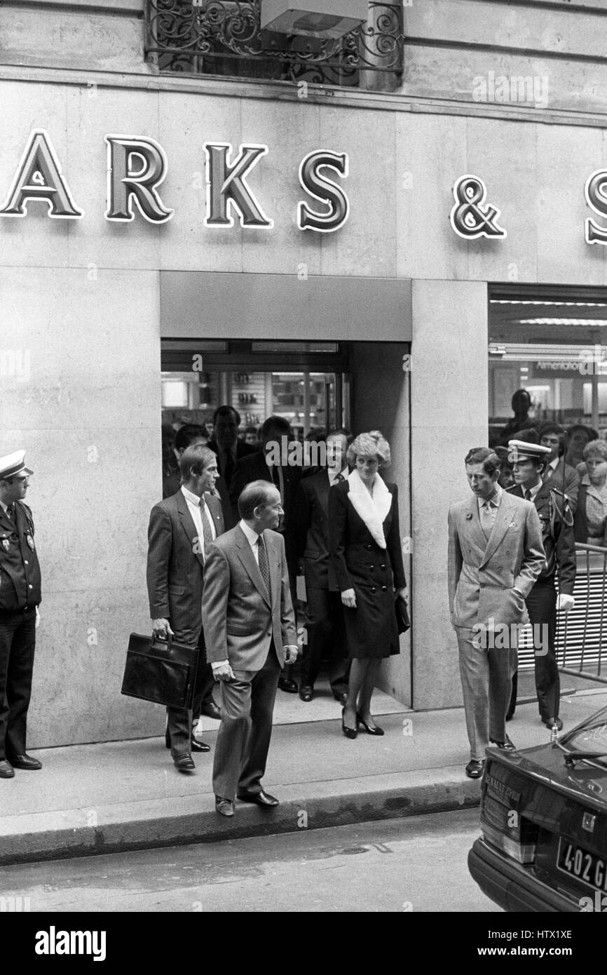 Le Prince et la princesse de Galles laisser Marks and Spencer's main Paris store après avoir été illustré autour d'un magasin à l'autre réalisateur John Griffin. Le couple royal sont sur cinq jours de visite officielle en France. Banque D'Images