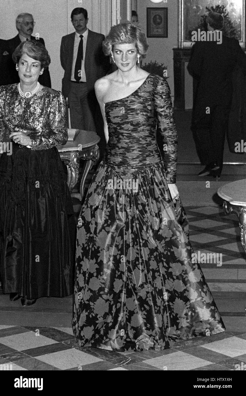 La princesse de Galles arrive pour un dîner et réception à l'ambassade britannique à Paris, le port d'un off-un-épaule robe, au cours de sa visite officielle de cinq jours en France avec le Prince Charles. Banque D'Images
