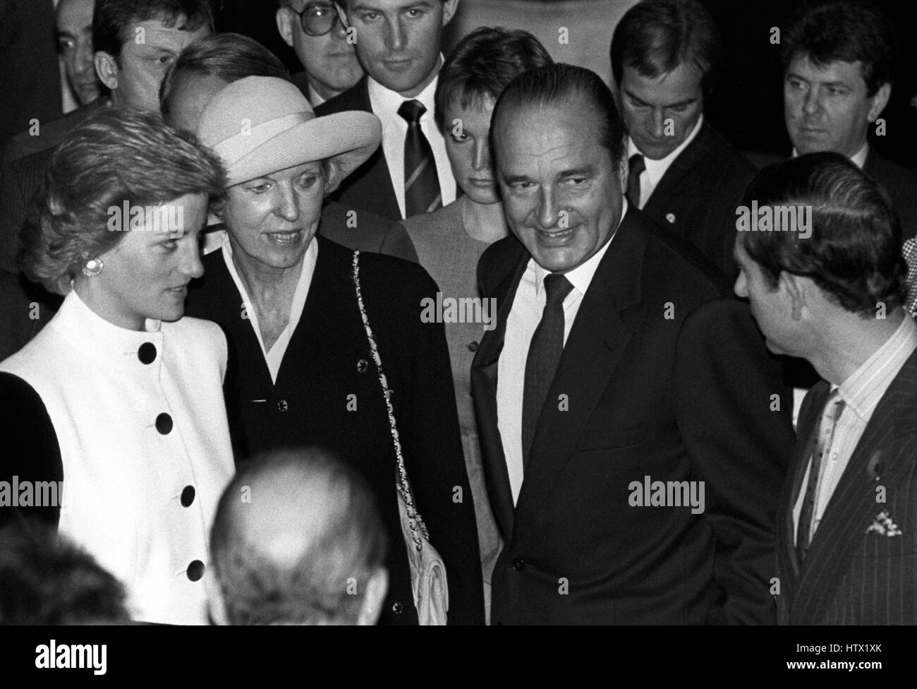 Le Prince et la princesse de Galles avec Jacques Chirac, le Maire de Paris, et son épouse Madame Bernadette Chirac (wearing hat), au cours d'une réception à l'Hôtel de Ville de Paris. Banque D'Images