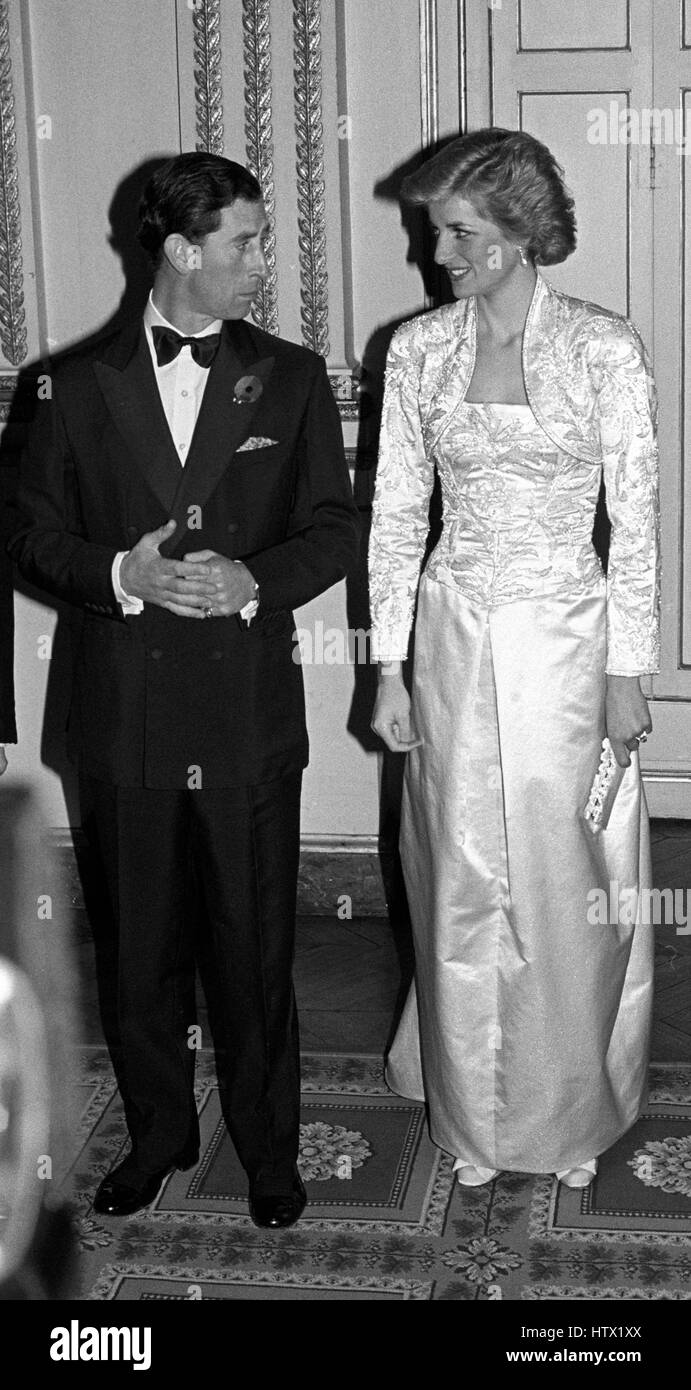 Le Prince et la princesse de Galles chat ensemble avant le banquet à l'Elysée, Paris, au début de leur visite officielle de cinq jours en France. Banque D'Images