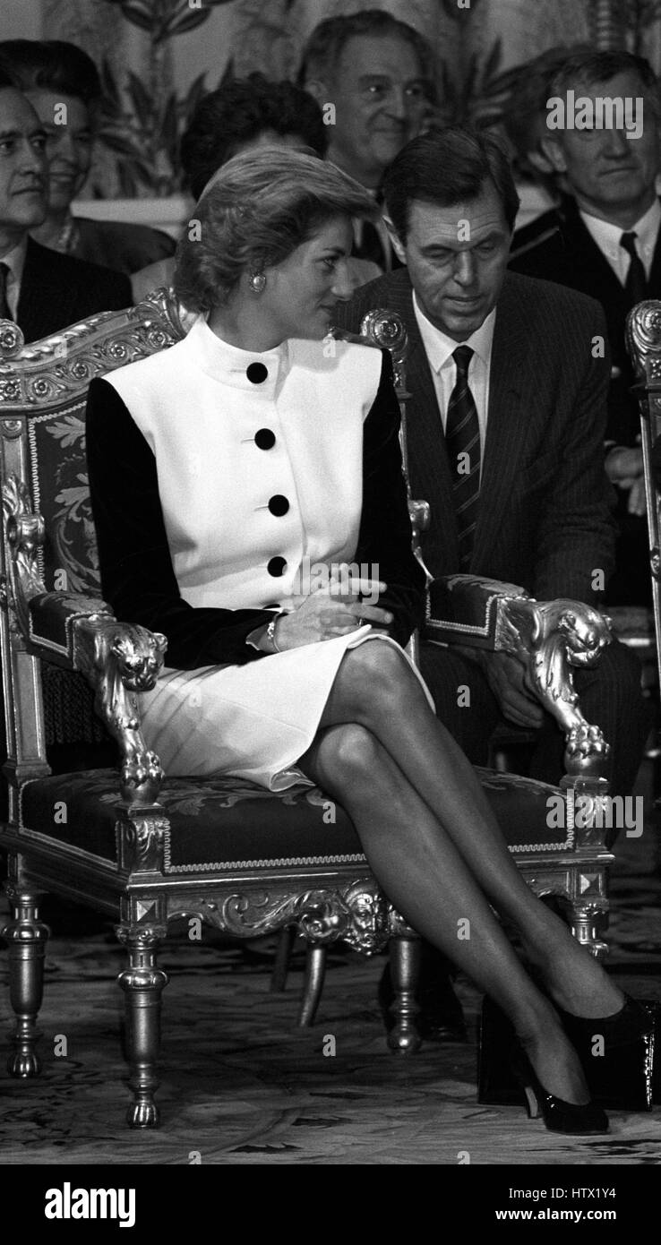 La princesse de Galles, dans un manteau crème robe avec manches en velours noir par le designer britannique Catherine Walker, l'écoute d'un discours prononcé par le maire de Paris, Jacques Chirac, lors d'une réception à l'Hôtel de Ville de Paris. Banque D'Images