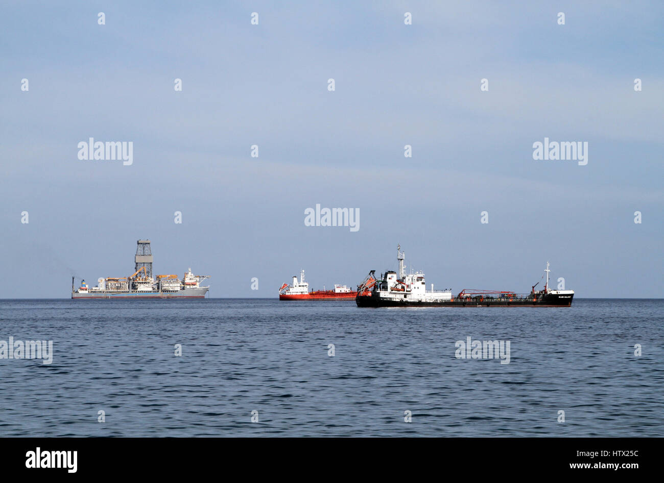 Le Challenger de l'île (à droite), un transporteur de produits pétroliers, située au large de la côte de Limassol, Chypre, avec d'autres navires. Banque D'Images