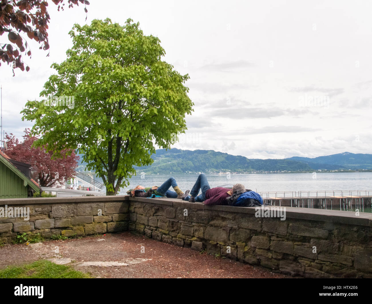 Lindau, Allemagne - le 2 mai 2015 : Marina Lindau. Autour du port plusieurs touristes vous détendre dans les cafés ou vous promener dans le port. Banque D'Images