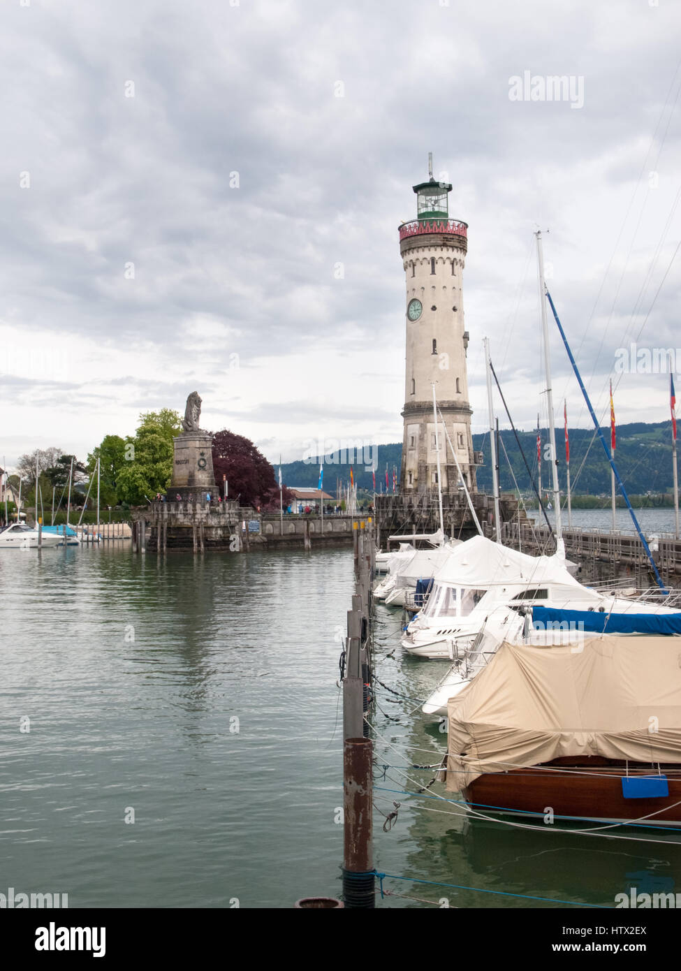 Lindau, Allemagne - le 2 mai 2015 : Le phare à l'entrée de la Marina. Banque D'Images