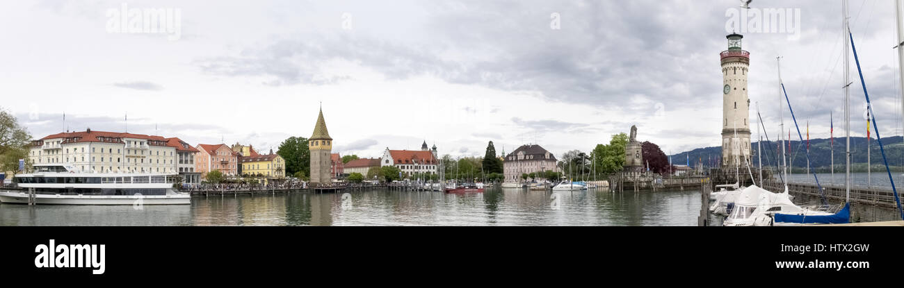 Lindau, Allemagne - le 2 mai 2015 : Le phare à l'entrée de la Marina. Banque D'Images