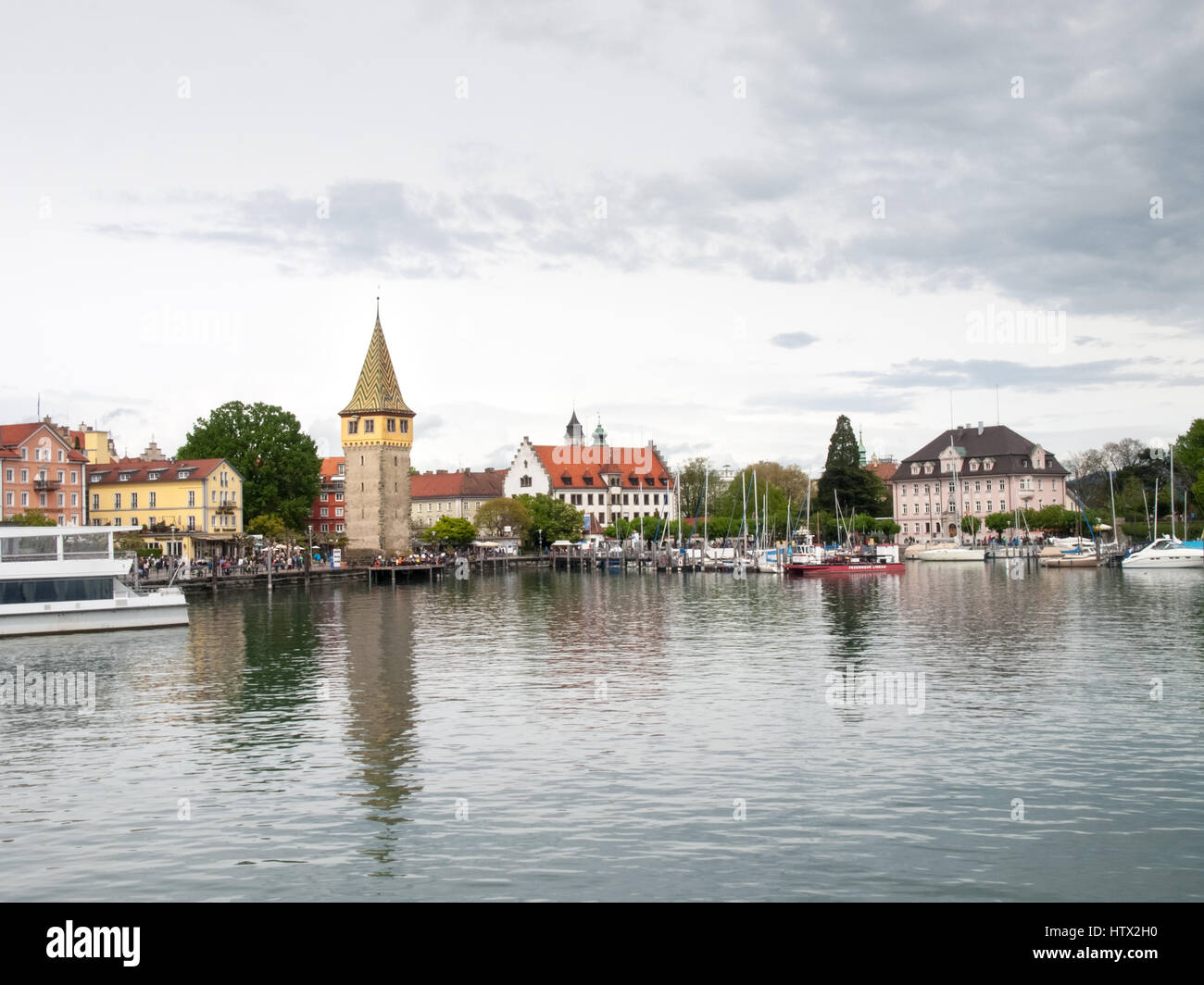 Lindau, Allemagne - le 2 mai 2015 : Le phare à l'entrée de la Marina. Banque D'Images