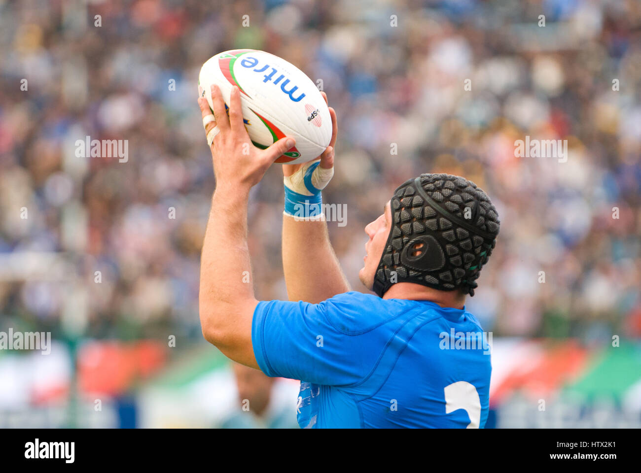Rugby test match avec Italy-Argentina. Carlo Festuccia faisant la ligne de sortie au cours de match Banque D'Images