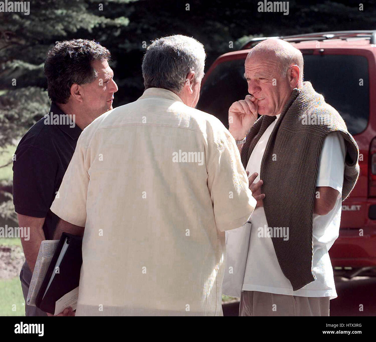 Barry Diller, droite, de USA Networks, discute avec Leslie Moonves, gauche, et Mel Karmazin de CBS à l'Allen et Co. media conference le 7 juillet 1999 à Sun Valley, Idaho. Photo par Francis Specker Banque D'Images