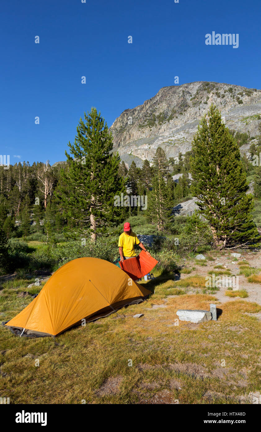 CA03051-00...CALIFORNIE - arrêt de nuit dans le camping le long de la John Muir Trail à Duck Creek dans le John Muir Wilderness Area. Banque D'Images