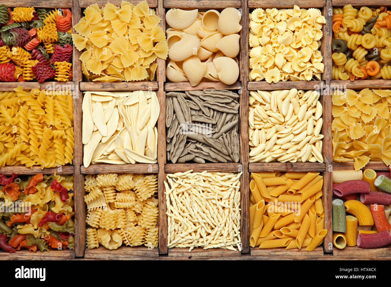 Image de fond de pâtes d'Italie. diverses pâtes dans une boîte en bois anciens Banque D'Images