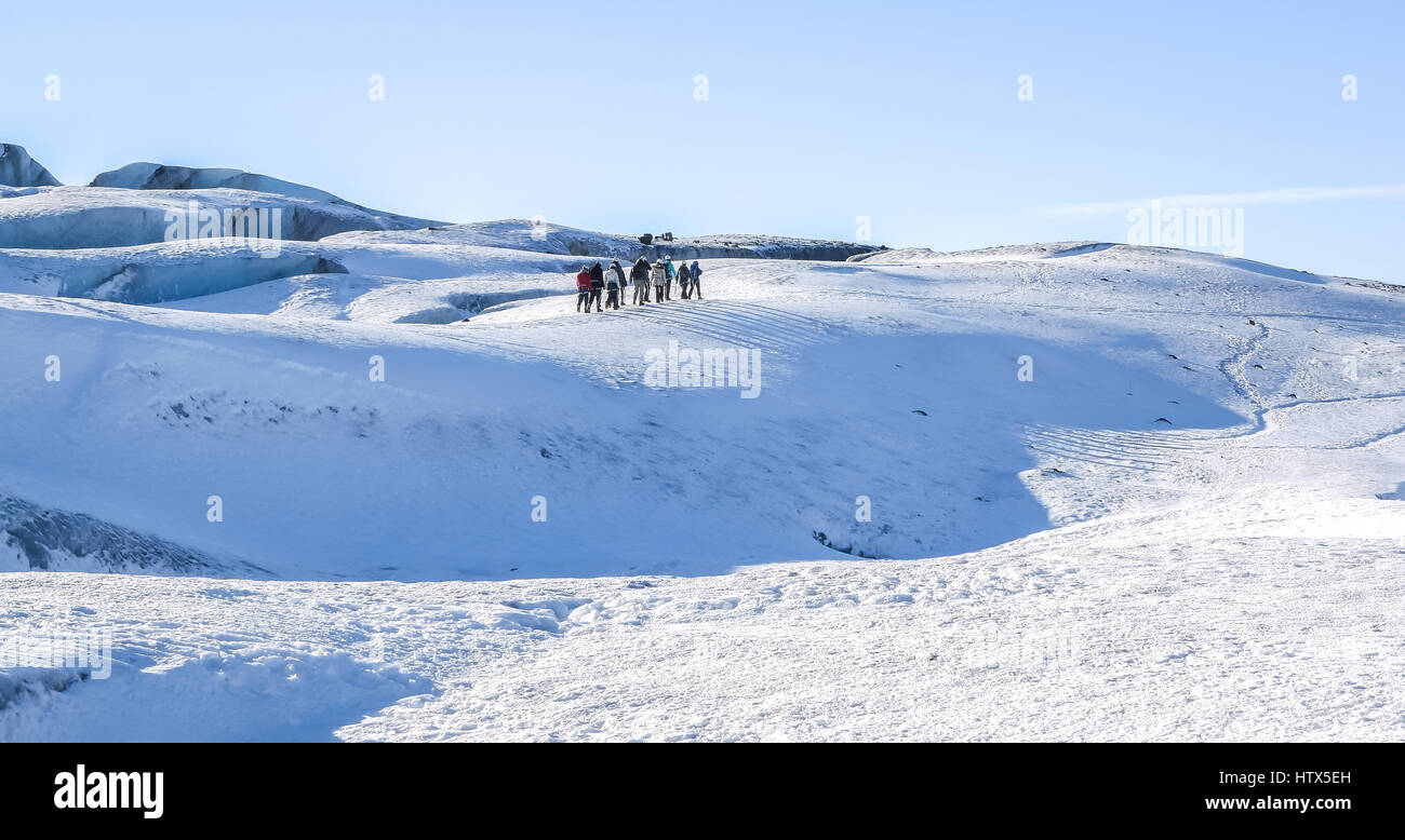 Ligne de personnes en cours de marche sur glacier, langue de Svínafellsjökull du glacier de Vatnajokull, Parc national de Skaftatell, Islande Banque D'Images