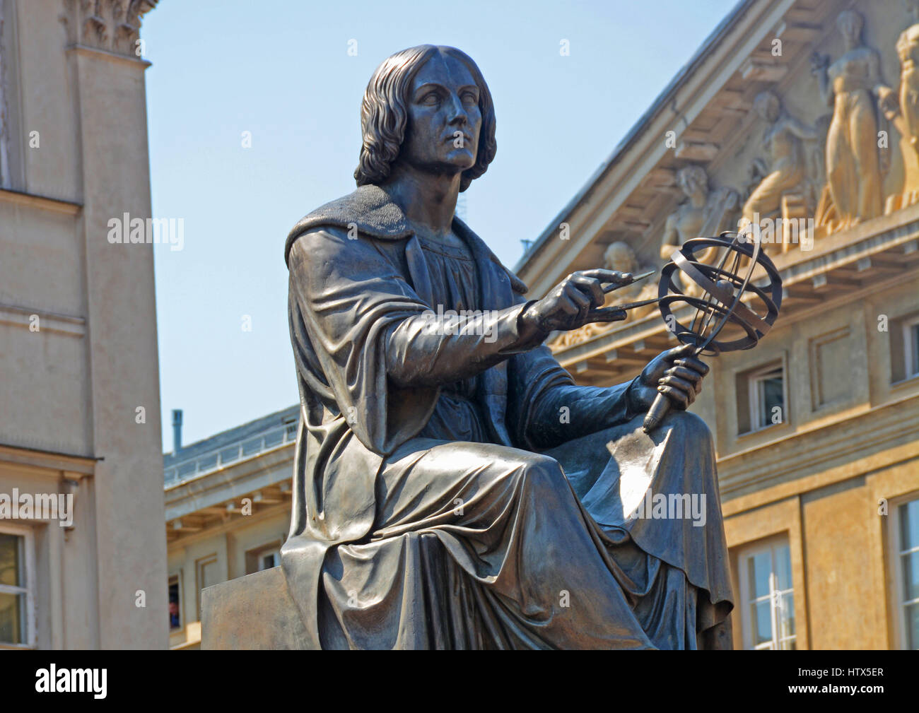 L'astronome polonais Nicolas Copernic, est titulaire d'une boussole et sphère armillaire, Varsovie, Pologne. Banque D'Images