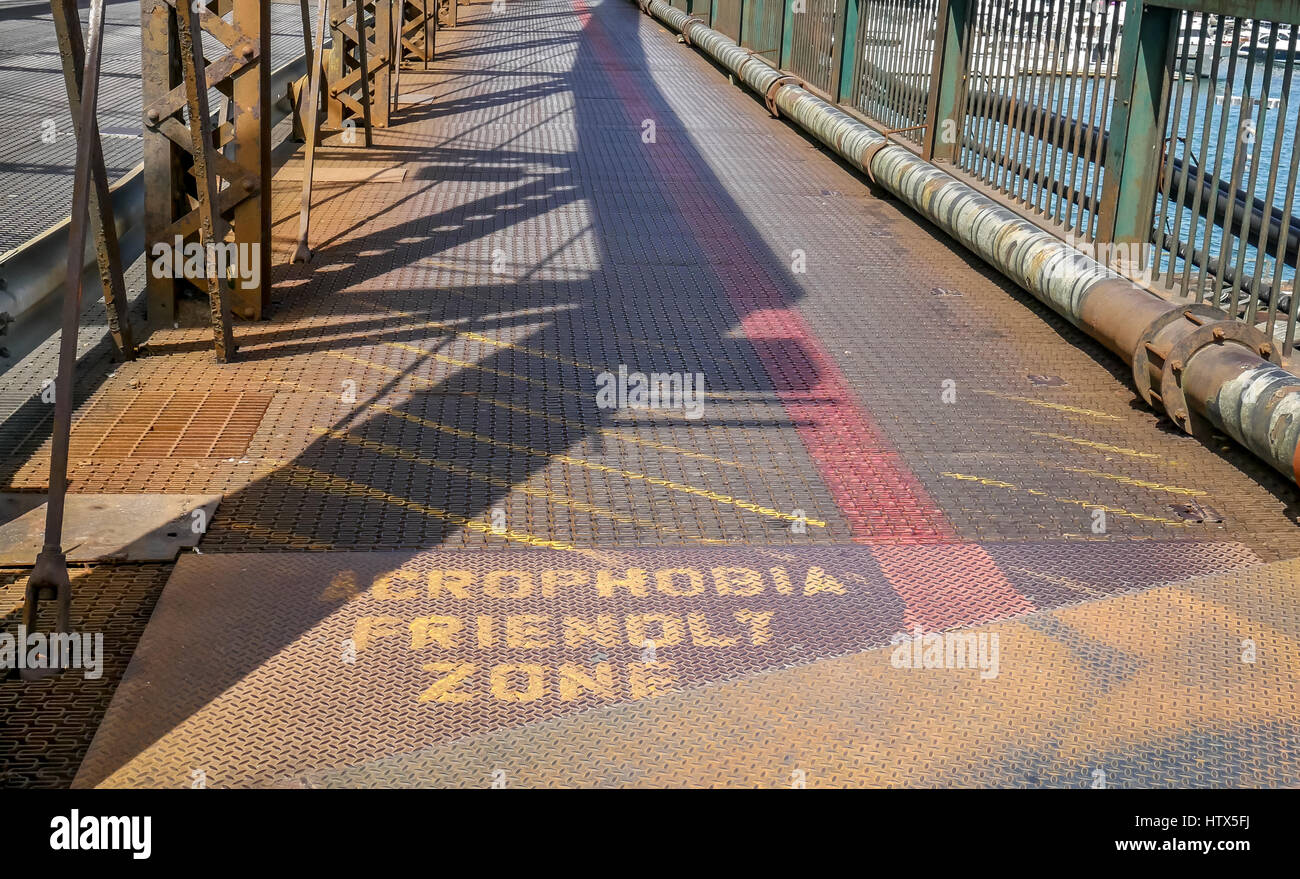 Message humoristique sur Boston bridge pour peur des hauteurs, Acrophobia friendly zone, Massachusetts, USA Banque D'Images