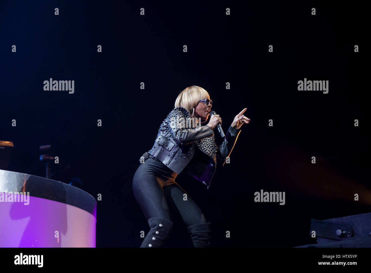 Mary J. Blige, chanteuse d'âme de R&B, porte une veste en cuir cloutée sur un corset noir avec des cheveux blonds et des lunettes de soleil Banque D'Images