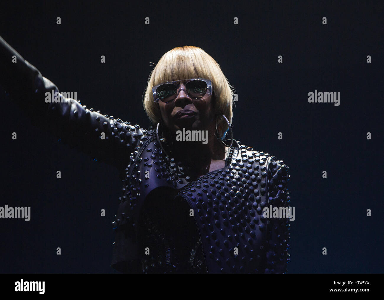 Mary J. Blige, chanteuse d'âme de R&B, porte une veste en cuir cloutée sur un corset noir avec des cheveux blonds et des lunettes de soleil Banque D'Images