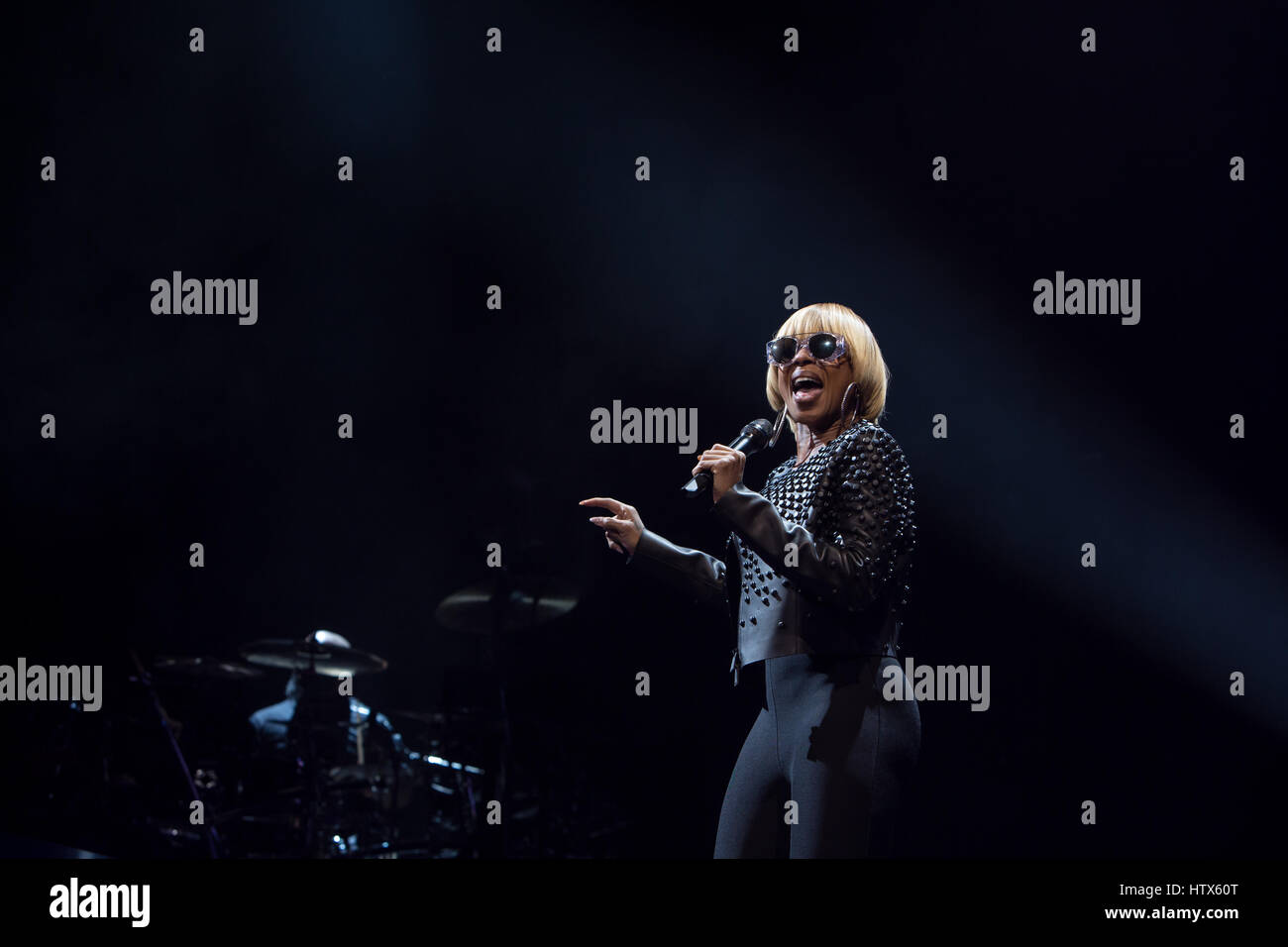Mary J. Blige, chanteuse d'âme de R&B, porte une veste en cuir cloutée sur un corset noir avec des cheveux blonds et des lunettes de soleil Banque D'Images
