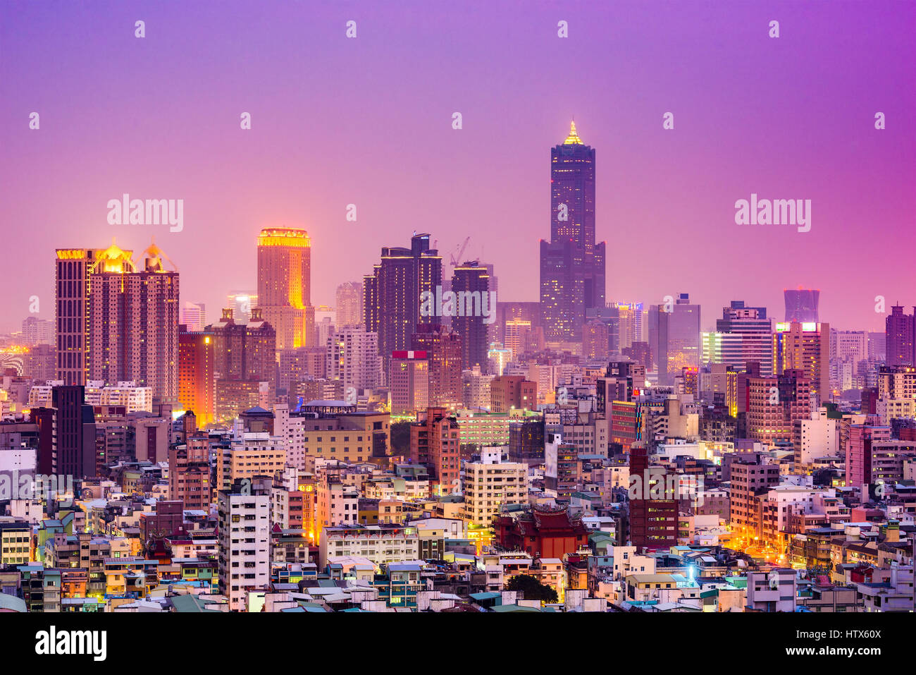 Kaohsiung, Taiwan Skyline au crépuscule. Banque D'Images