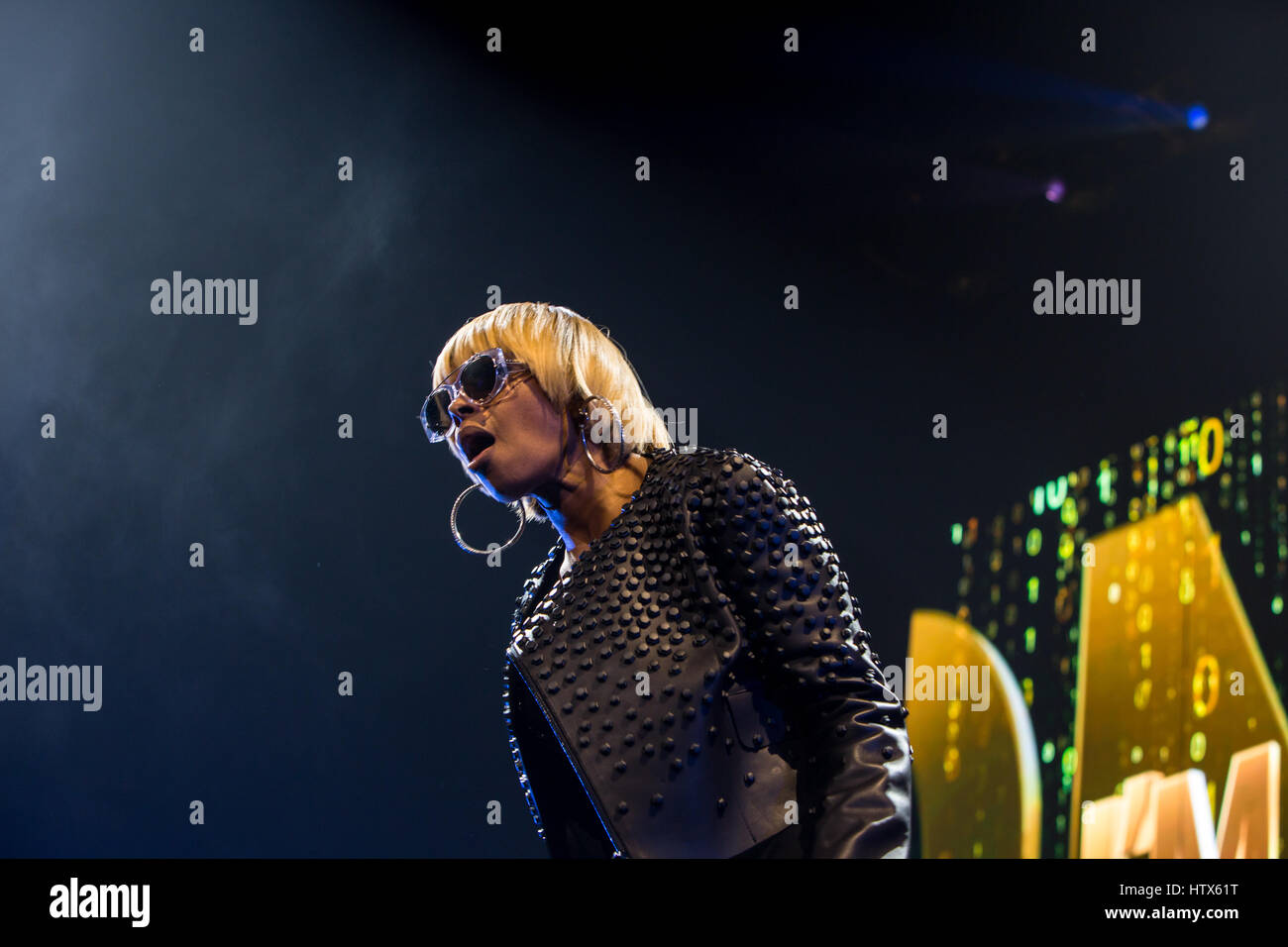 Mary J. Blige, chanteuse d'âme de R&B, porte une veste en cuir cloutée sur un corset noir avec des cheveux blonds et des lunettes de soleil Banque D'Images