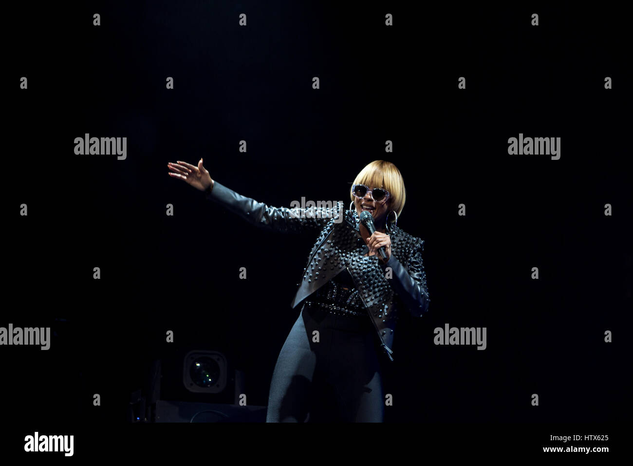 Mary J. Blige, chanteuse d'âme de R&B, porte une veste en cuir cloutée sur un corset noir avec des cheveux blonds et des lunettes de soleil Banque D'Images