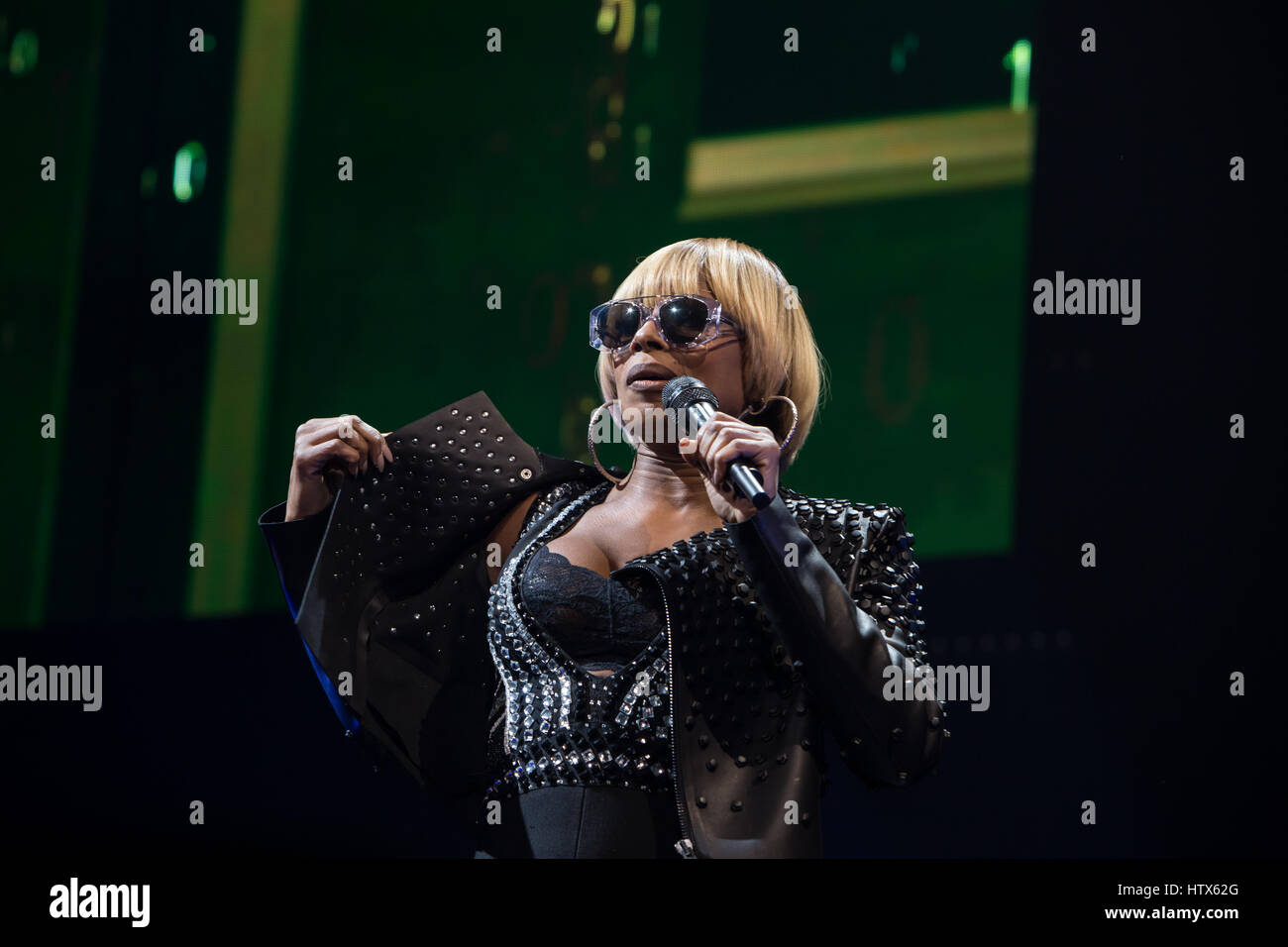 Mary J. Blige, chanteuse d'âme de R&B, porte une veste en cuir cloutée sur  un corset noir avec des cheveux blonds et des lunettes de soleil Photo  Stock - Alamy