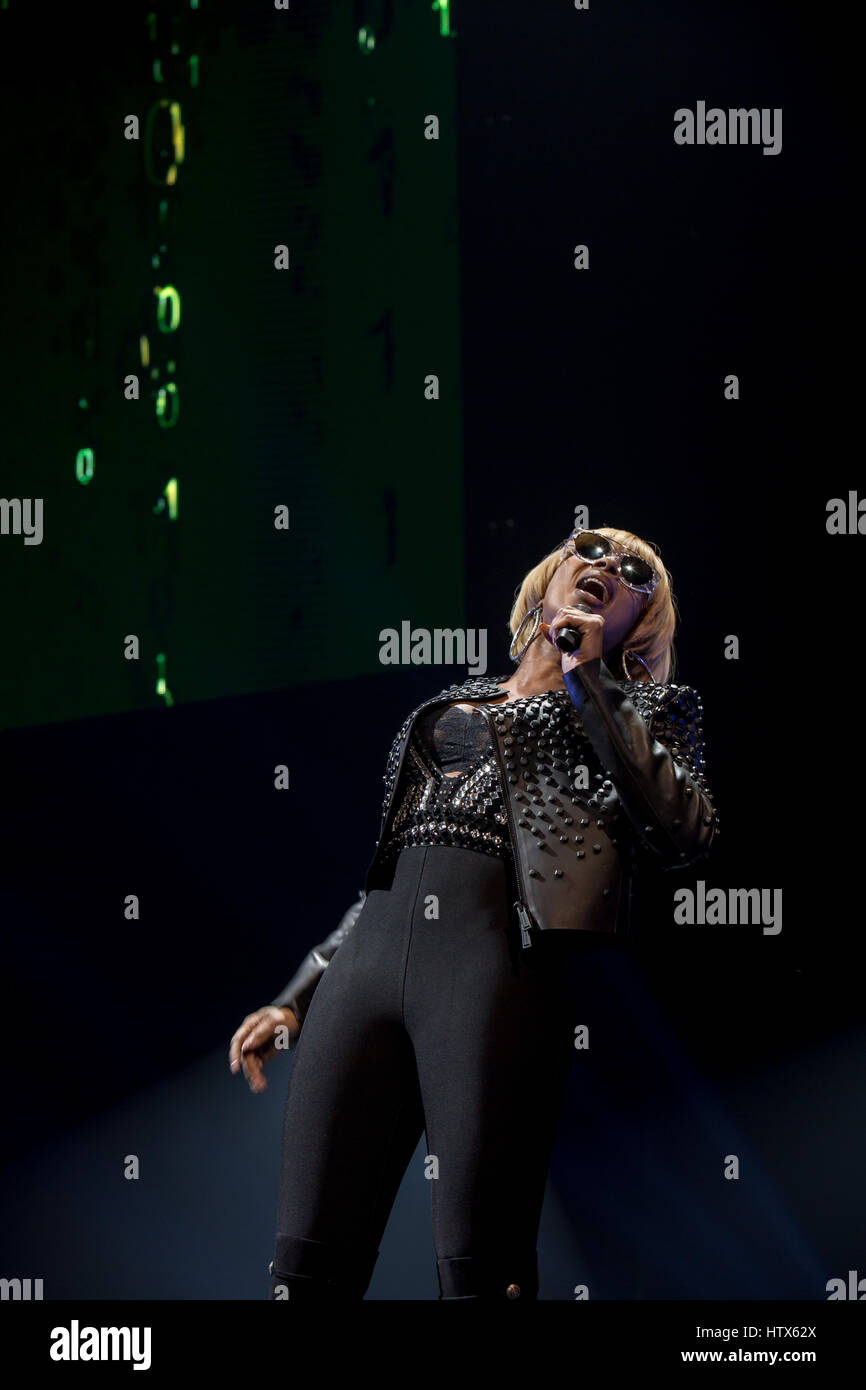 Mary J. Blige, chanteuse d'âme de R&B, porte une veste en cuir cloutée sur un corset noir avec des cheveux blonds et des lunettes de soleil Banque D'Images