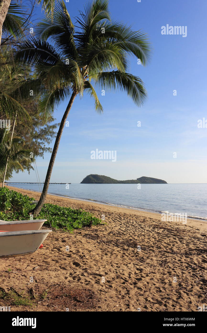 Palm Cove beach 7H Pas de vent tourné à partir de la location catamaran lieu passé que palmier vers la jetée avec Double Island au large de premier plan [Portrait] Banque D'Images