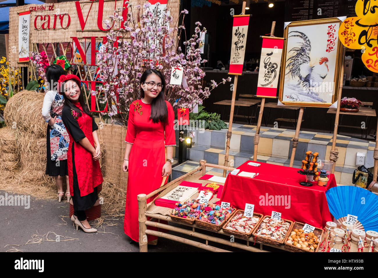 Les vietnamiens dans une scène de rue au cours de la nouvelle année lunaire (Tet) Maison de vacances, Ho Chi Minh City, Vietnam Banque D'Images