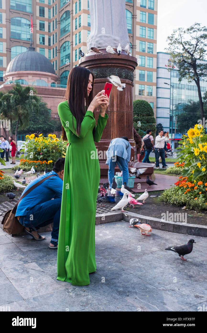 Les vietnamiens dans une scène de rue au cours de la nouvelle année lunaire (Tet) Maison de vacances, Ho Chi Minh City, Vietnam Banque D'Images