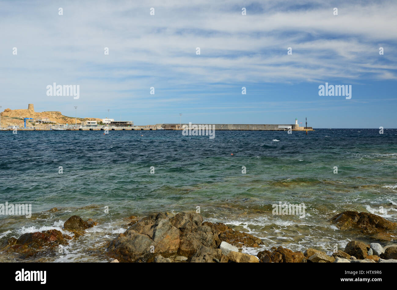 L'Ile Rousse est une station animée ville de la côte corse. Il dispose d'un port près de la grande île rouge rocheuses Ile de la Pietra. Banque D'Images