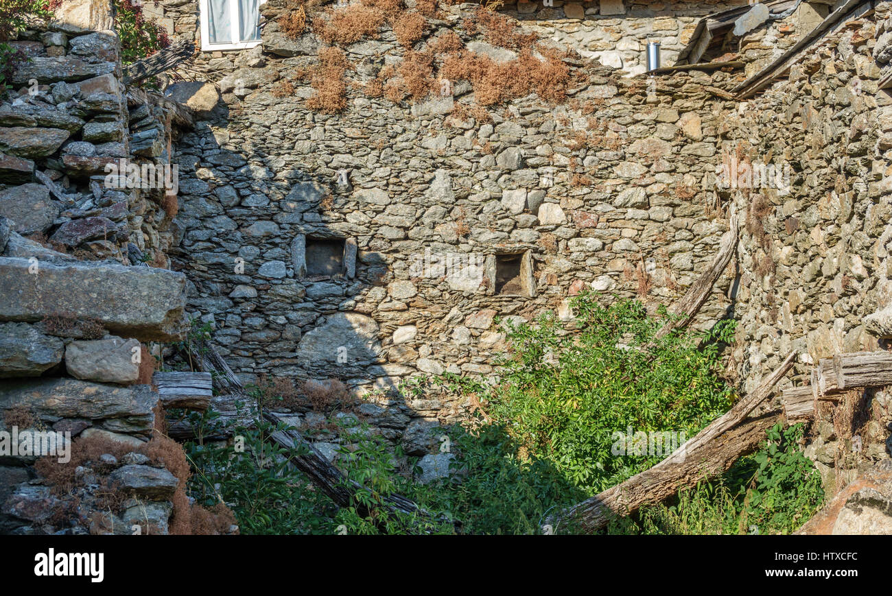 Vieille maison en ruine avec des murs en pierre Banque D'Images