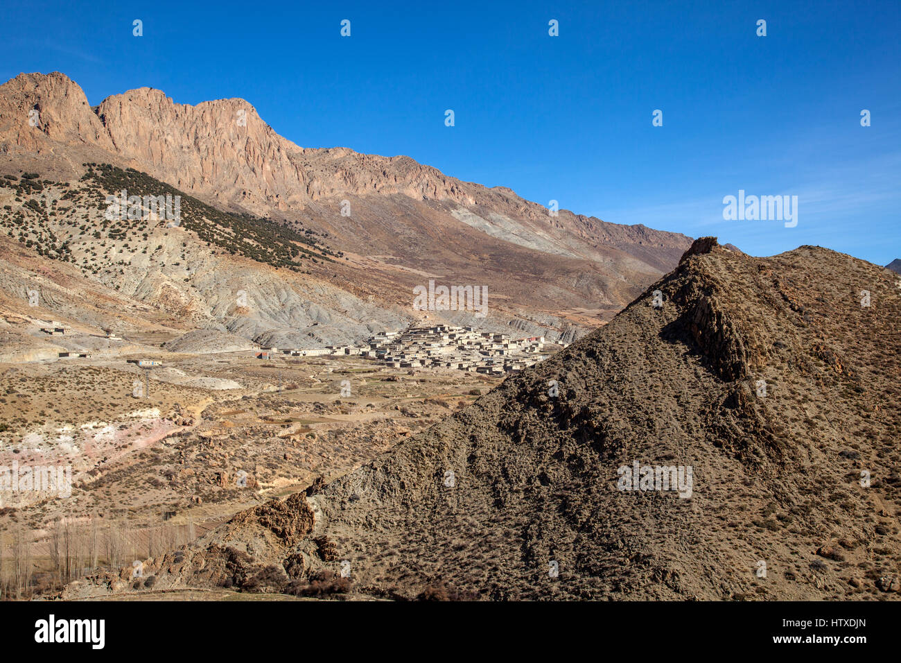 Petit village dans les montagnes du Haut Atlas au Maroc. Banque D'Images