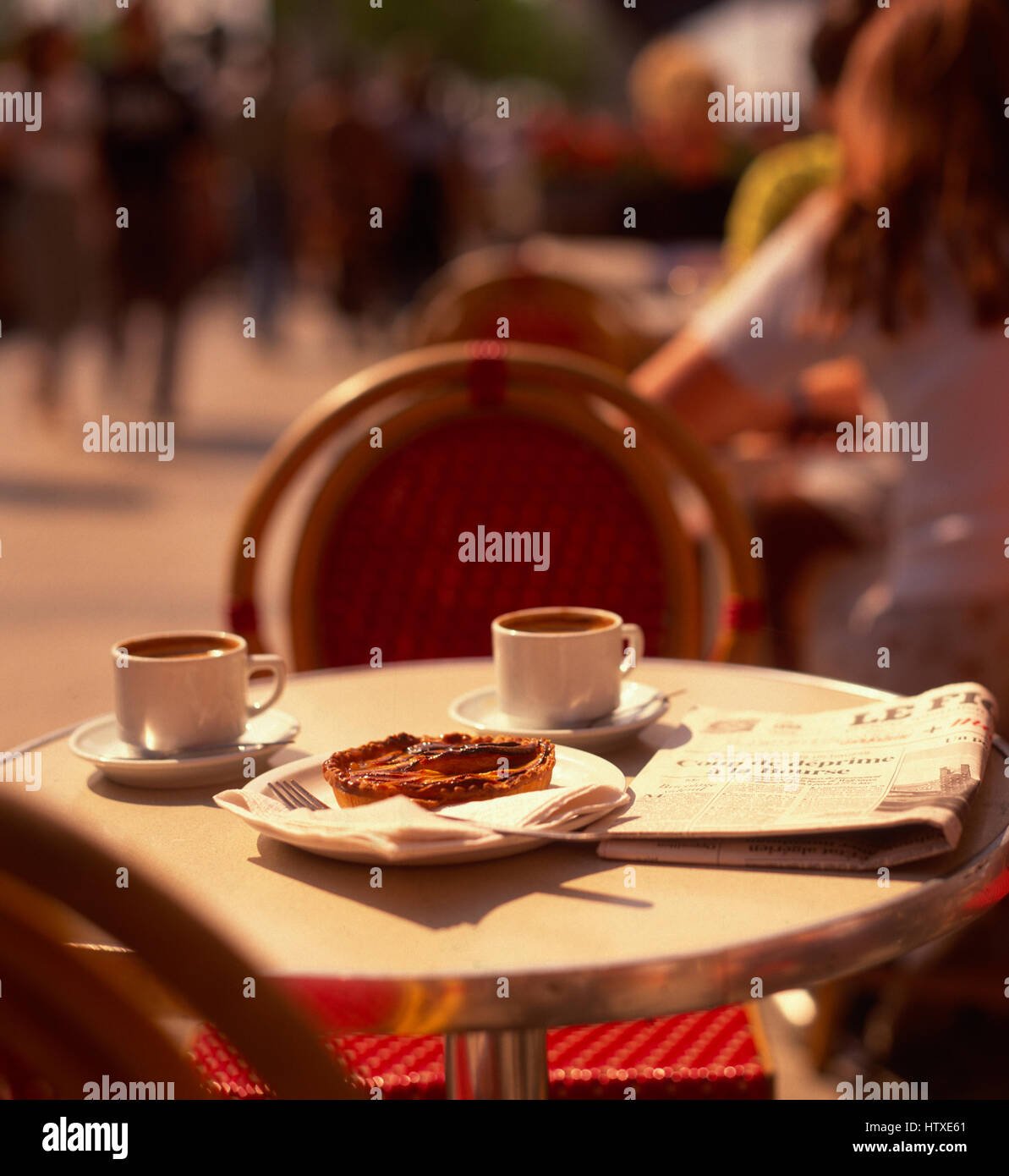 Petit-déjeuner servi à la terrasse d'un café, Champs Elysées, Paris, France Banque D'Images