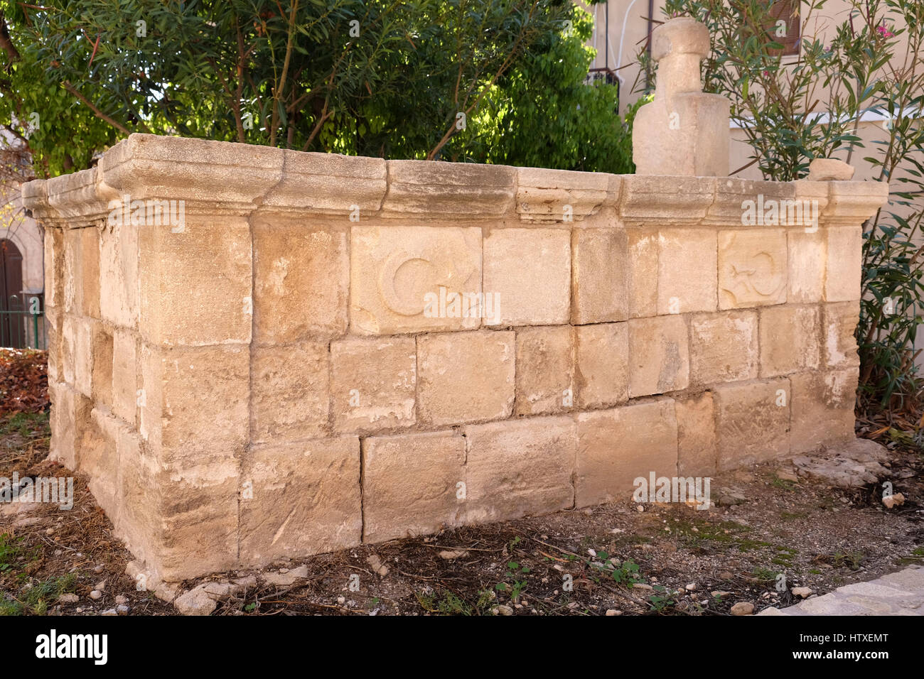 Grave dans le cimetière turc à l'église d'Ayia Sophia, Ano Pafos. L'église a été utilisée comme une mosquée jusqu'en 1974. Banque D'Images