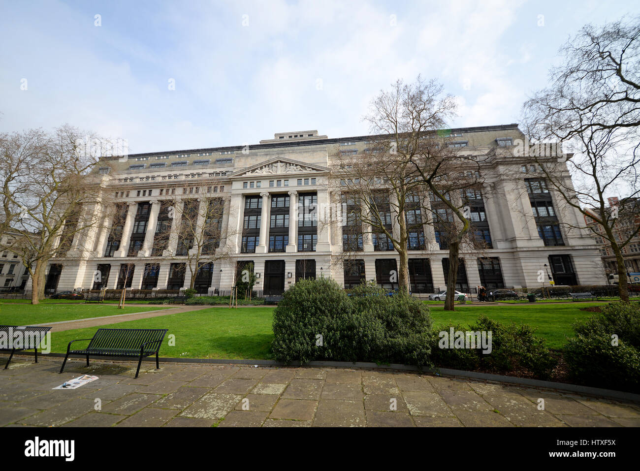Victoria House est un bâtiment néoclassique classé, situé sur Bloomsbury Square, Londres. Victoria House a été construit dans les années 1920 Banque D'Images